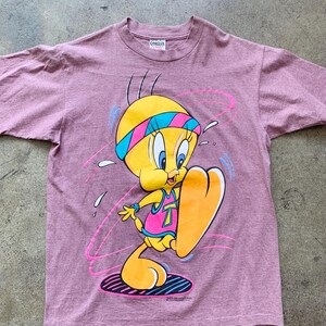 Camiseta vintage de los años 90 con dibujo de Tweety Bird haciendo ejercicio, de Looney Tunes, 1996. Fabricada en EE. UU., talla grande (etiqueta), talla grande (ajuste aproximado) y costura simple.