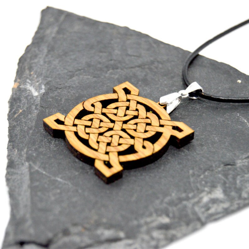 Colgantes Celtas de madera de sapely y roble al corte láser | Etsy