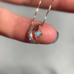 Collana Crescent Moon con opale di cristallo australiano e diamanti