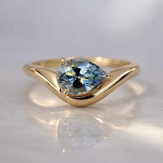 Custom-made 14K Yellow gold Caia ring with Sapphire pear