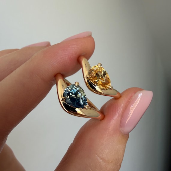 Custom-made 14K Yellow gold Caia ring with Sapphire pear