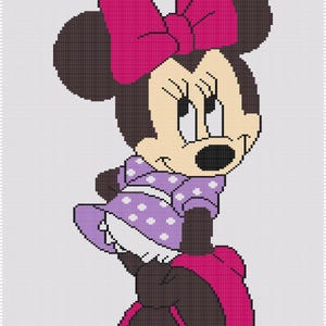 Op de afbeelding: Een kruissteekpatroon van Minnie Mouse, een stripfiguur. Ze wordt afgebeeld in een zijwaartse pose, gekleed in een paarse jurk met witte stippen, een bijpassende strik en schoenen. De achtergrond is een rasterpatroon.