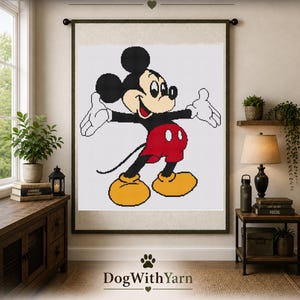 Puede incluir: Un tapiz de pared con un gráfico pixelado de Mickey Mouse con orejas negras, torso negro, pantalones cortos rojos y zapatos amarillos. El texto CLASSIC CHARACTERS COLLECTION aparece en la parte superior y DogWithYarn en la inferior.