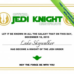 Puede incluir: Un certificado imprimible que dice "Certificado Oficial de Caballero Jedi". Presenta un s&iacute;mbolo Jedi verde y dorado y el texto "Que se sepa en toda la galaxia que en este d&iacute;a, 18 de diciembre de 2015, Luke Skywalker se ha convertido en Caballero de la Orden Jedi. Que la Fuerza te acompa&ntilde;e."