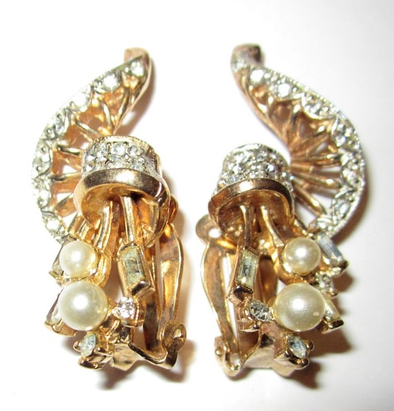 Unusual and Finely Detailed GoldTone ClipOn Earring… Gem