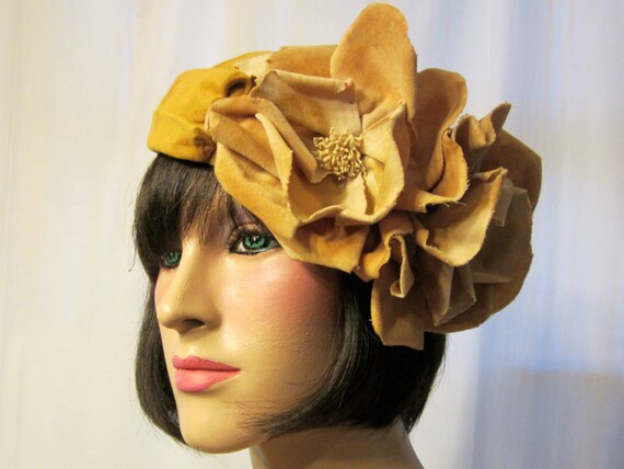 1940's Gold Velvet Hat/Chapeau with Gold Velvet B… - image 2