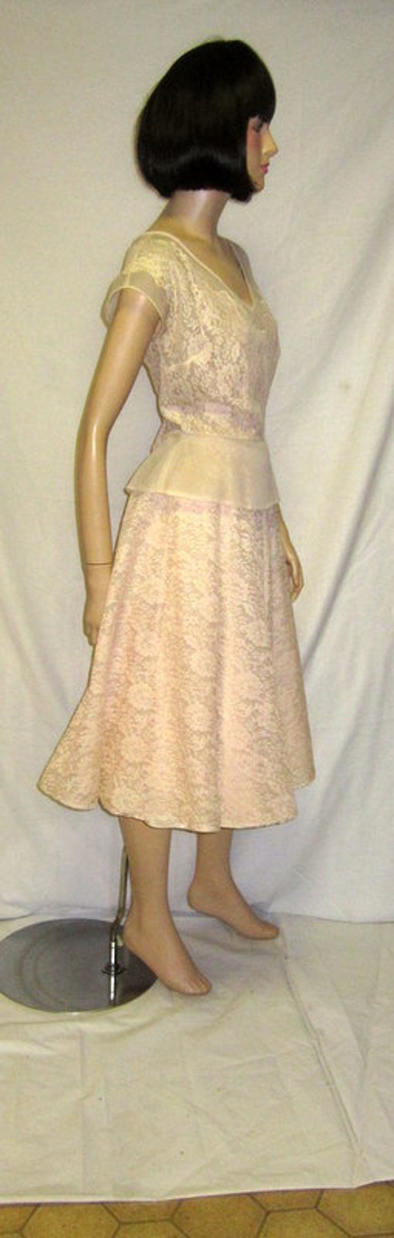 1950's Pale Peach Lace Ensemble - image 3