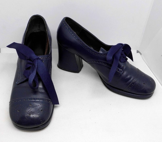 1968-1970 Vintage Navy Leather Oxford/Brogue Styl… - image 1