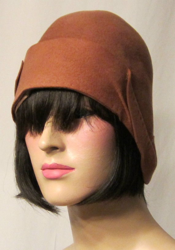 1920's Sienna-Colored Simple and Elegant Cloche