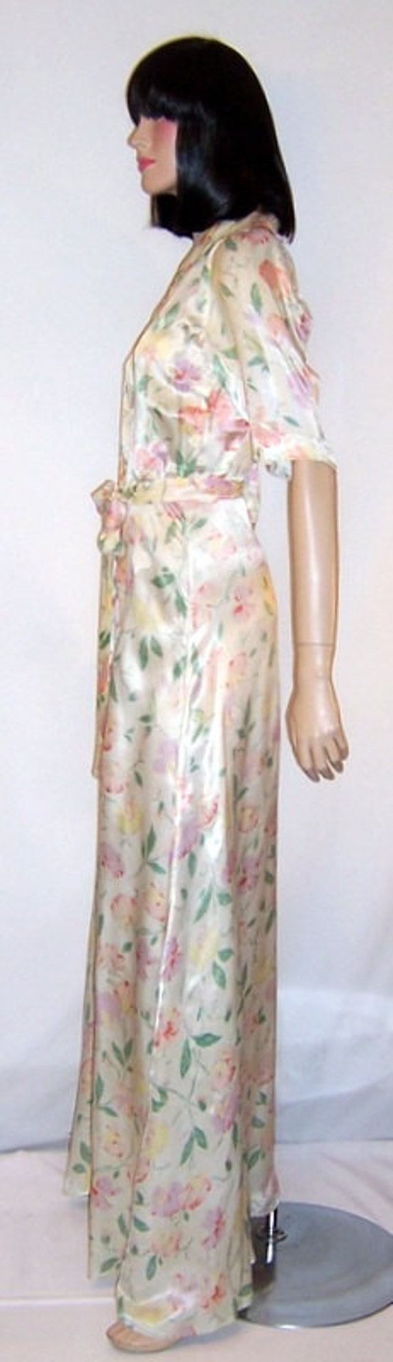 1940's  Floor Length Printed Peignoir in a Floral… - image 2