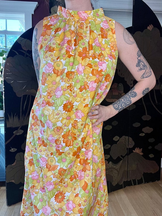 1960s Vibrant Floral High Neck Shift Dress - image 8