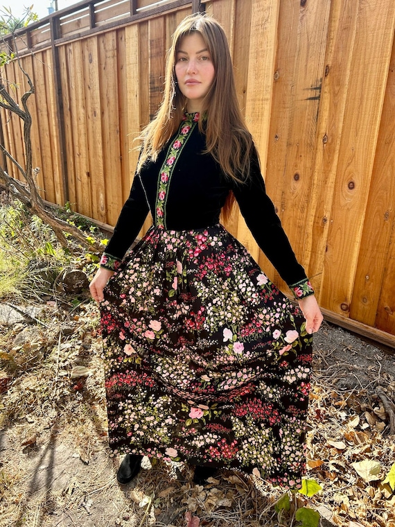 R and k floral Gem