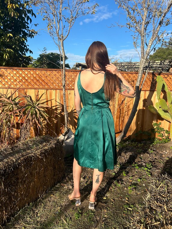 Small 1960s Wiggle Dress Emerald Green Cocktail Party Sleeveless Cape Collar