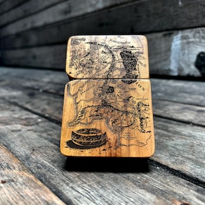 Mittelerde Karte Java Teakholz Feuerzeug mit Gravur - Handgemachtes Feuerzeug Sammler Geschenk für Ihn
