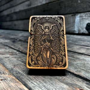 Accendino inciso in legno di teak di Giava, dettaglio ali d’angelo, pezzo artistico decorativo e funzionale, regalo premuroso per fumatori