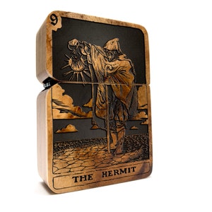 The Hermit Tarotkaart houten gegraveerde aansteker, mystieke aansteker, navulbare aansteker, waarzeggerij, cadeau bruidsjonker, aansteker voor verzamelaars