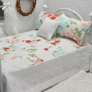 Summer Flower Dollhouse Bedding, 1 12 Scale, Doll Bed Quilt with 3 Throw Pillows, Miniature Comforter, Dolls House Blanket, Mini Bedspread