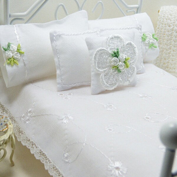 Casa de muñecas miniatura primavera casa elegante colcha preciosa blanco ojal tela mano acolchado cama juego decorador almohada casa de hadas