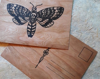 Cartão postal com letras em madeira da traça da cabeça da morte