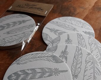 Porta-copos tipografados de penas