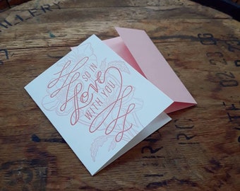 Assim no amor com você - tipografia cartão comemorativo | Nota dobrada com envelope correspondente | Design floral manuscrito