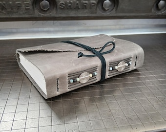 Caderno de esboços de couro rústico feito à mão | Caderno de artista com miçangas e costura