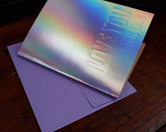 te amo não importa quem - tipografia cartão comemorativo | Nota dobrada holográfica com envelope correspondente | Apoio ao Orgulho LGBTQ+