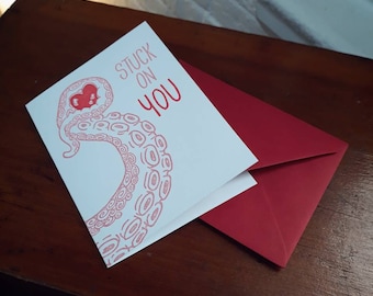 Colado em você - tipografia Cartão Comemorativo | Nota dobrada com envelope correspondente | Design fofo de coração de polvo