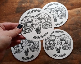 Porta-copos estampados com caveira de carneiro