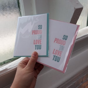 So Proud To Love You - Letterpress Grußkarte | Gefaltete Notiz mit passendem Umschlag | Trans Pride Ally