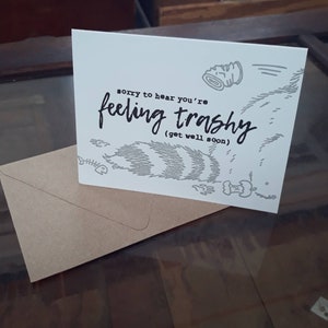Désolé que vous vous sentiez trash - Carte de vœux typographique | Note pliée avec enveloppe assortie | Carte de rétablissement du raton laveur sournois