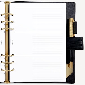 以下が含まれることがあります： 金色のリングとペンホルダーが付いた黒い革製のプランナー。プランナーは白い内装で、ページは罫線が入っています。