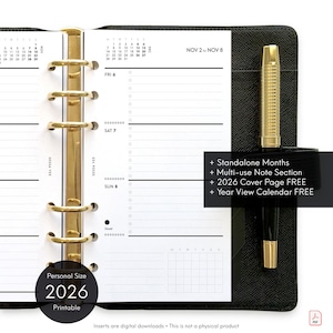 Puede incluir: Una agenda personal negra con detalles dorados, abierta a una vista semanal. La agenda incluye un bolígrafo dorado y un portalápices negro. Las páginas son blancas con texto negro, incluido el año 2026 y el texto "Printable".