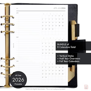 Op de afbeelding: A5 formaat 2026 printbare kalender met een zwarte kaft en gouden accenten. De kalender bevat verticale stijlen, overzichten van een half jaar en volledige jaarkalenders. De tekst "BUNDLE of 8 Calendars Total" is zichtbaar.