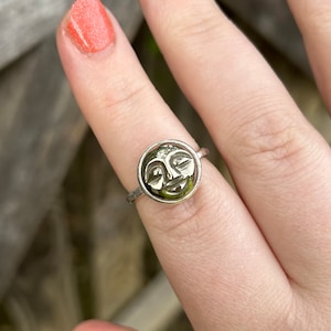 Anillo de luna soñolienta de pirita - Anillo de luna tallada - Anillo de luna - Anillo de pirita - Fools Gold - Plata esterlina - Anillo de luna soñolienta - Pirita