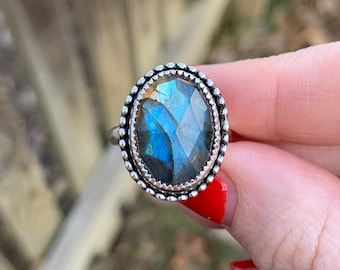 Anello Di Labradorite Naturale 925 In Argento Sterling Con Castone Ovale Cocktail Intini Jewels