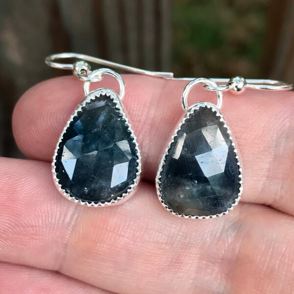 Sprzedaż! Był 116, teraz 80! Szafirowe Kolczyki-naturalne Szafirowe kamienie-zwisające Kolczyki-srebro-szafiry-pourodzenie września