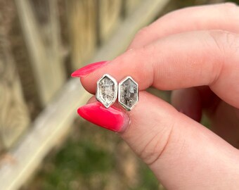 Brincos de pino com diamante Herkimer - Brincos de quartzo transparente