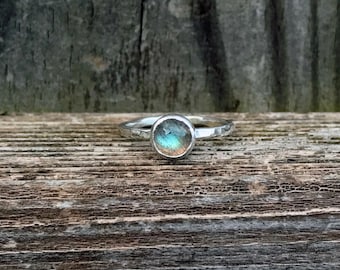 Labradorit Ring - Stapelring - Labradorit Ring - Gehämmerter Ring - Labradorit Ringe - Edelstein Ringe - Lünette Set Ringe