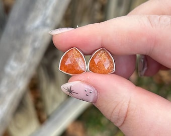 Brincos de pino com pedra do sol laranja - Brincos de pino com pedra do sol - Brincos de pedra do sol - Prata de lei - Brincos de pino com pedra do sol - Brincos laranja