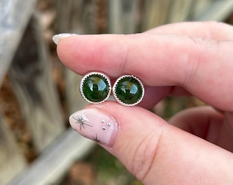 Brincos de Diopsídio Cromado com Pino - Brincos de Diopsídio Cromado Verde - Brincos de Diopsídio Cromado Verde Escuro com Pino - Brincos de Diopsídio Cromado com Pino - Verde