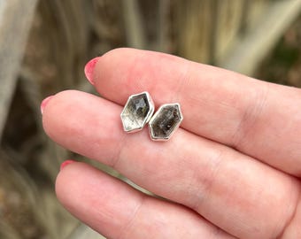 Brincos de pino com diamante Herkimer - Brincos de quartzo transparente