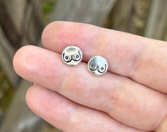 胸の刻印入りピアス - スターリングシルバーの胸ピアス - 胸のポストピアス - 胸のポストピアス - ボディポジティブジュエリー - 女性用ピアス