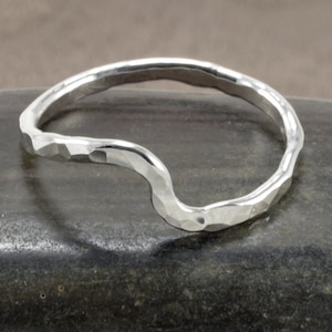 Sterling Silber Wellenring - Wellen Ring - Strand Ring - Stapelring - Gehämmerter Wellenring - Sterling Silber Ring