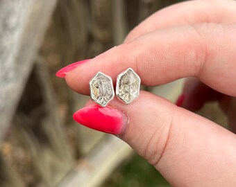Brincos de pino com diamante Herkimer - Brincos de quartzo transparente