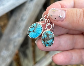 Brincos de Flor em Howlita de Prata de Lei - Brincos de Howlita Esculpidos - Brincos de Flor Azul - Brincos Pendentes de Howlita Azul - Turquesa