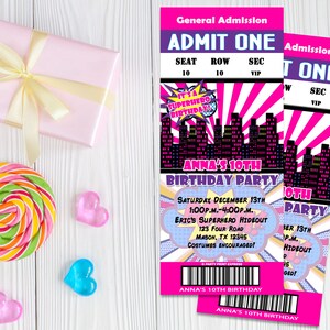 Rosa Superhelden Geburtstagseinladungen - Mädchen Comic Party Einladungen - Eintrittskarte VIP Pass Pop Retro Pow Streifen Lila Kinder Teen