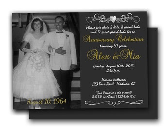 Chalk Photo Invitaciones al 50 aniversario - Elegante fiesta de aniversario de bodas de oro - Monogram Gold and Black Vow Renewal Invite