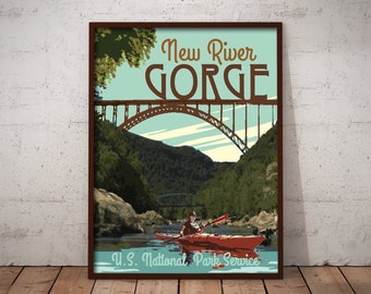 Könnte beinhalten: Ein Vintage-Poster mit braunem Rahmen, das eine malerische Aussicht auf den New River Gorge National Park and Preserve in West Virginia zeigt. Das Poster zeigt eine rote Brücke über einen Fluss mit grünen Bäumen und Bergen im Hintergrund. Eine Person fährt Kajak auf dem Fluss. Der Text "New River Gorge" ist in braunen Buchstaben auf hellblauem Hintergrund geschrieben. Der Text "U.S. National Park Service" ist in braunen Buchstaben auf hellblauem Hintergrund geschrieben.