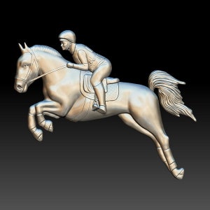 Puede incluir: Una escultura de plata de un caballo saltando un obstáculo con un jinete con casco de montar y ropa de montar.